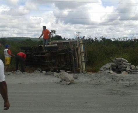 BARRA DO CHOÇA Veículo perde o pneu e tomba na Rodovia Barra Conquista