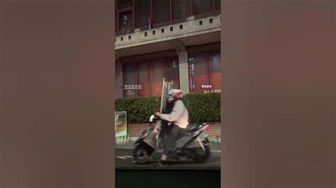 台南阿伯載「2米高鷹架」騎車趴趴走 網友驚：看不到路也能騎？ Youtube