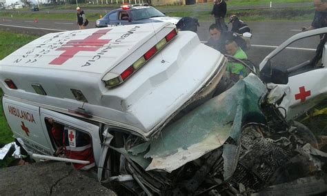 Choca ambulancia de Cruz Roja llena de paramédicos uno muere