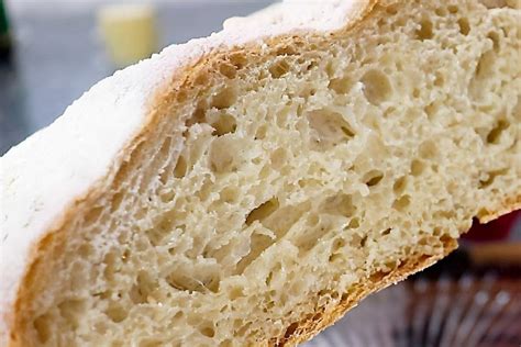 Pão caseiro sem sovar ou pão 10 dobras feito apenas farinha