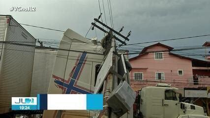 Caminhão arrasta fios de energia elétrica e derruba poste na rodovia