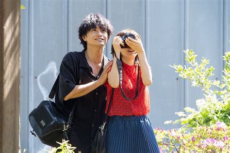 中島健人が松本穂香にカメラを教える『桜のような僕の恋人』新場面写真 原作者との対談も｜real Sound｜リアルサウンド 映画部