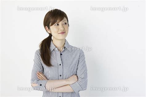 腕組みをする女性の写真素材 [24188890] イメージマート