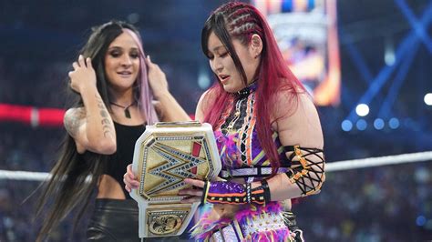 Iyo Sky Cashes In To Become Wwe Womens Champion Summerslam