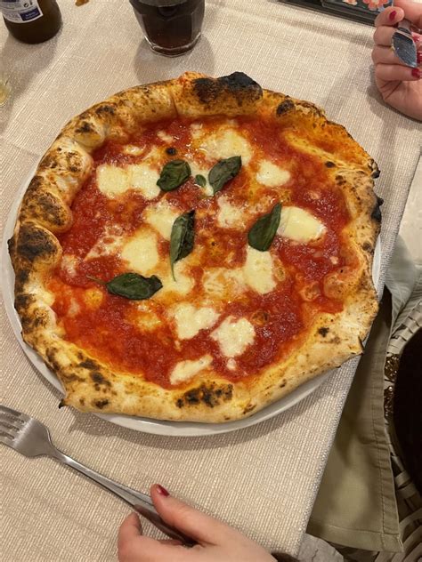 Pizzeria Spicchio Contemporaneo I Neapel Restaurangens Meny