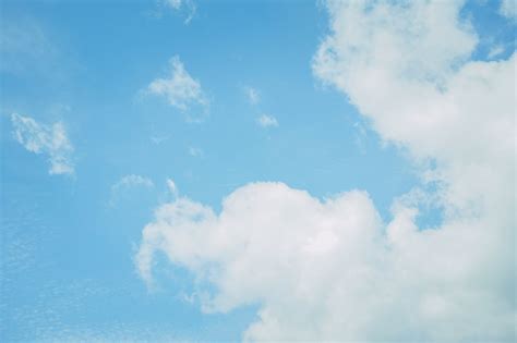 淡い空の色と白い雲の写真素材 - ぱくたそ