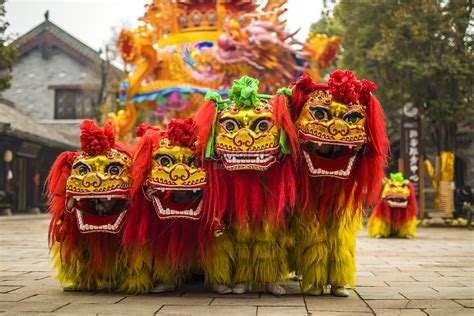 Danza Del Dragón Y El León En Jiangbei Water Town Foto Descarga