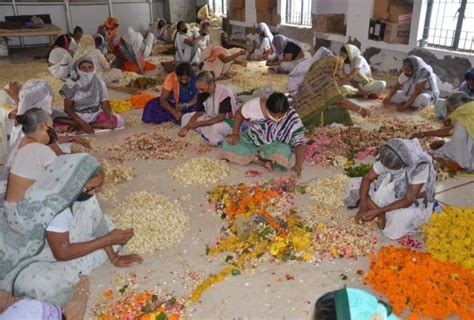 बांकेबिहारी मंदिर में चढ़ाए गए फूलों से महक रही विधवा माताओं की कुटिया