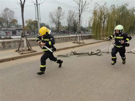 石景山消防基层站组织一人两盘水带连接训练指战员