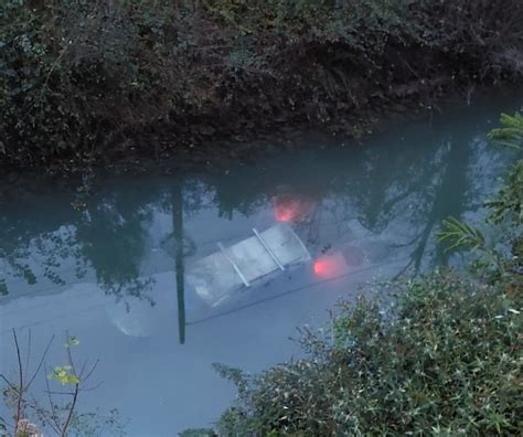 Zogno Con L Auto Precipitano Nel Canale Enel Salvi Due Ragazzi Video