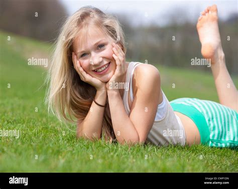 14 15 Years Girl Feet Fotos Und Bildmaterial In Hoher Auflösung Alamy