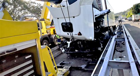 Camion Con Acido Travolge Le Macchine Sull A A Piacenza Morto L