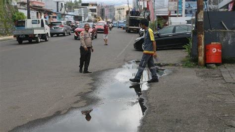 Genangan Air Di Tepi Jalan Yos Sudarso Manado Sulawesi Utara Meski