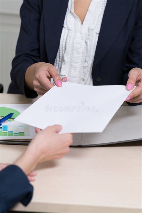 La Femme Remet Un Document Photo Stock Image Du Transmission