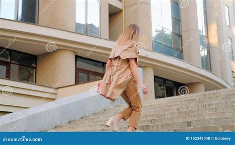 Funcionamiento Elegante Apresurado De La Mujer De La Forma De Vida