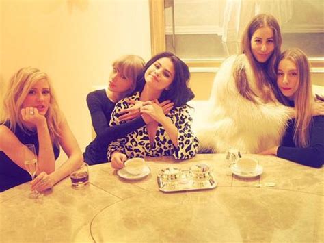 18 T-Swift Photos That Define Squad Goals