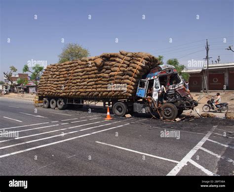 India golden quadrilateral highway hi-res stock photography and images ...