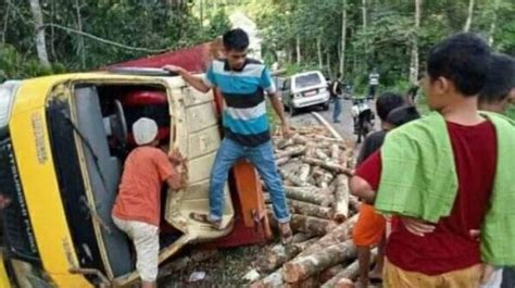 Truk Pengangkut Kayu Terguling Di Lebak Diduga Kelebihan Muatan