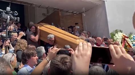 Video Funerali Vincenzo D Amico Applausi E Cori All Uscita Del Feretro