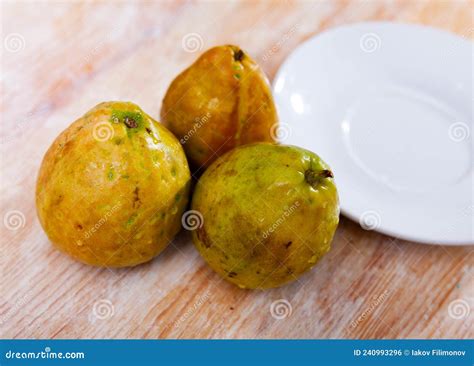 Tres Guavas Maduras Y Frescas Sin Pelar Sobre Fondo De Madera Foto De