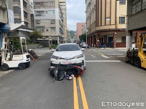 好痛片！高雄騎士路口遭計程車撞飛 空中翻滾360度重摔倒地 Ettoday社會新聞 Ettoday新聞雲