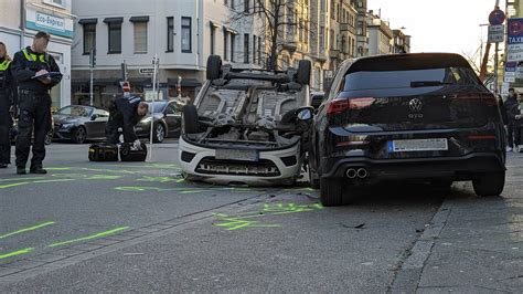 Düsseldorf Auto überschlägt sich in der Innenstadt