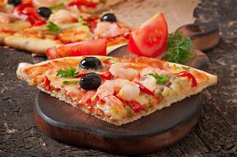 Pizza Mit Garnelen Lachs Und Oliven Kostenlose Foto