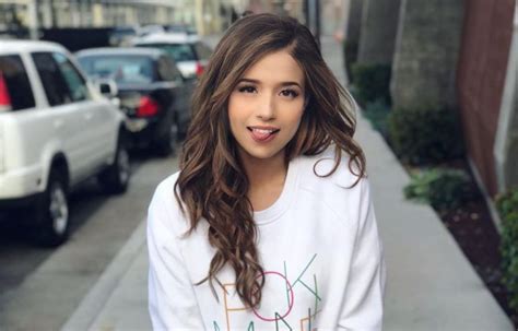 Pokimane Bio Wiki Net Worth Dating Boyfriend Body Age Height