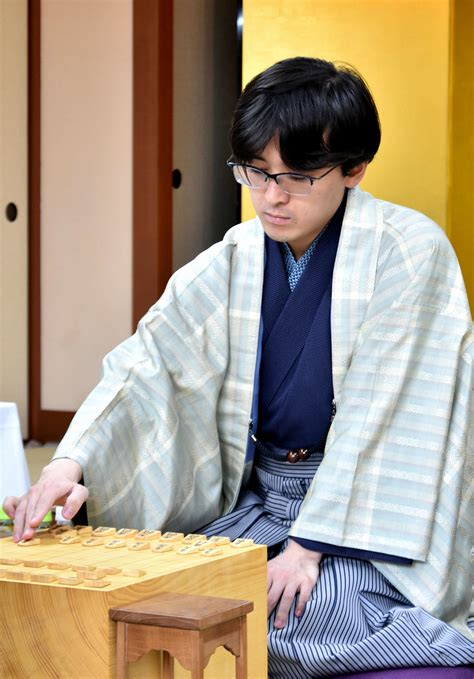 【棋王戦】藤井聡太棋王、タイトル戦連勝記録「21」に伸ばす 伊藤匠七段下し無敗防衛で8冠堅持 社会写真ニュース 日刊スポーツ