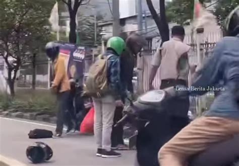 Baliho Caleg Roboh Di Jalur Transjakarta Pengendara Motor Jadi Korban