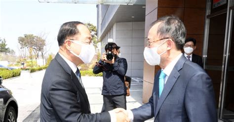 김재진 한국조세재정연구원장과 인사하는 홍남기 부총리