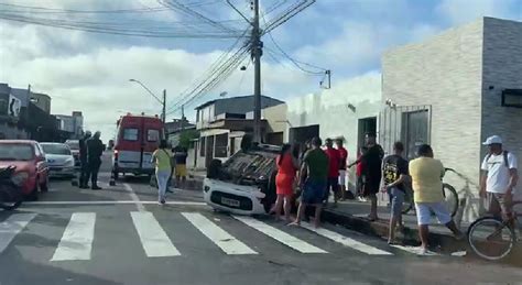 Motorista Fica Ferido Ap S Bater Em Ve Culos Parados E Carro Capotar Na