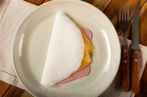 Tapioca Recheada Queijo E Presunto Tapioca Brasileira Foto Premium