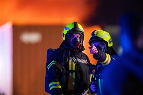 Frankfurt Feuerwehr Rettet Menschen Aus Brennendem Haus