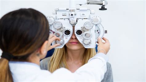 Optometrysta kto to jest i jak nim zostać Optometrysta zarobki