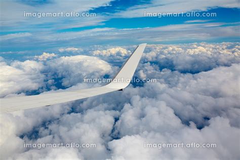 Aircraft wing in a cloudy stormy clouds sky flyingの写真素材 88872880