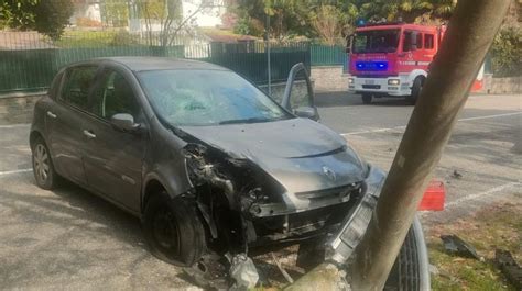 Varese Auto Contro Palo In Via Quintino Sella Rete