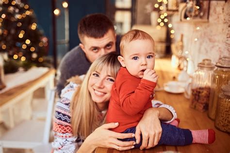 Padres con su adorable hijo en una sesión de fotos navideña Foto Gratis