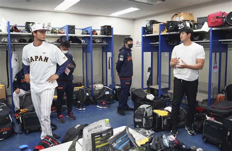 Wbc日本代表に合流し、ロッカールームでダルビッシュ有（左）と言葉を交わす大谷翔平＝3日、バンテリンドームナゴヤ（ゲッティ＝共同