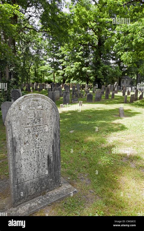 Grabstein Erosion In Einem Alten Friedhof Stockfotografie Alamy