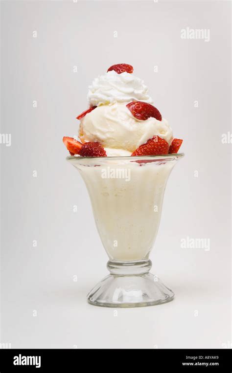 Strawberry ice cream sundae Stock Photo - Alamy