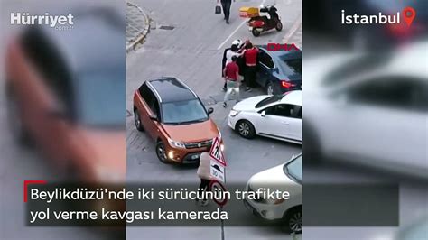 Beylikdüzü nde iki sürücünün trafikte yol verme kavgası kamerada