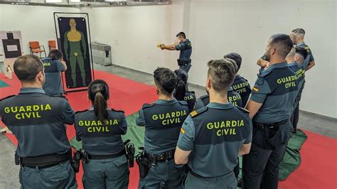 Los Agentes De La Guardia Civil En Tarragona Estrenan Pistolas Taser