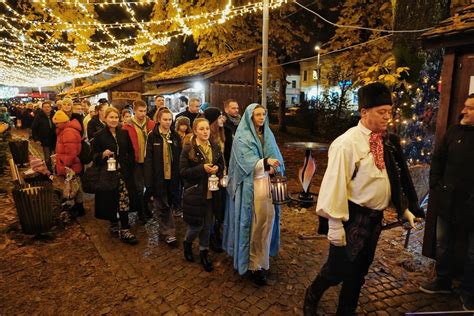 Foto Povorka Svjetla Uz Betlehemsko Svjetlo Mira Pro La Gradom