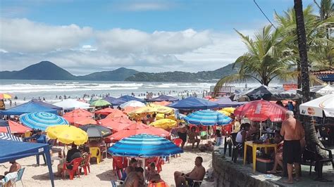 Praia Grande Lotada Em Ubatuba Sp De Janeiro N O Tem Espa O