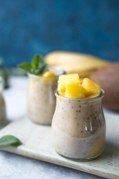 Pudim de manga chia em jarra de vidro manga banana hortelã no fundo