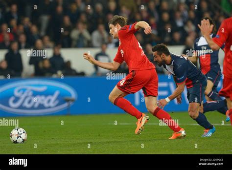 Psg S Ezequiel Lavezzi Battling Bayer Leverkusen S Philipp Wollscheid