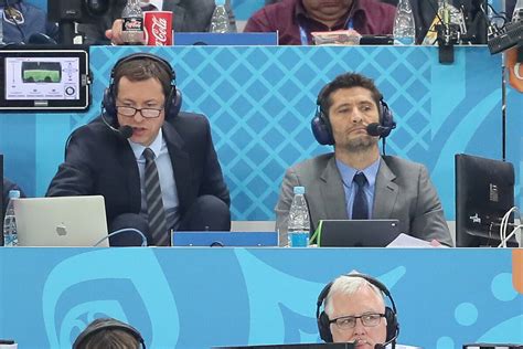 Photo Les commentateurs Bixente Lizarazu et Grégoire Margotton lors