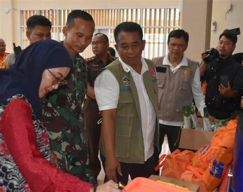 BNPB Salurkan Rp 250 Juta Dan Peralatan Logistik Untuk Korban Banjir Di