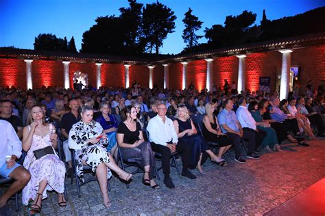 Slobodna Dalmacija Počeo je glazbeni spektakl druge večeri Melodija